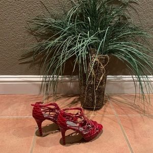 White House Black Market Red Kelly heels size 7